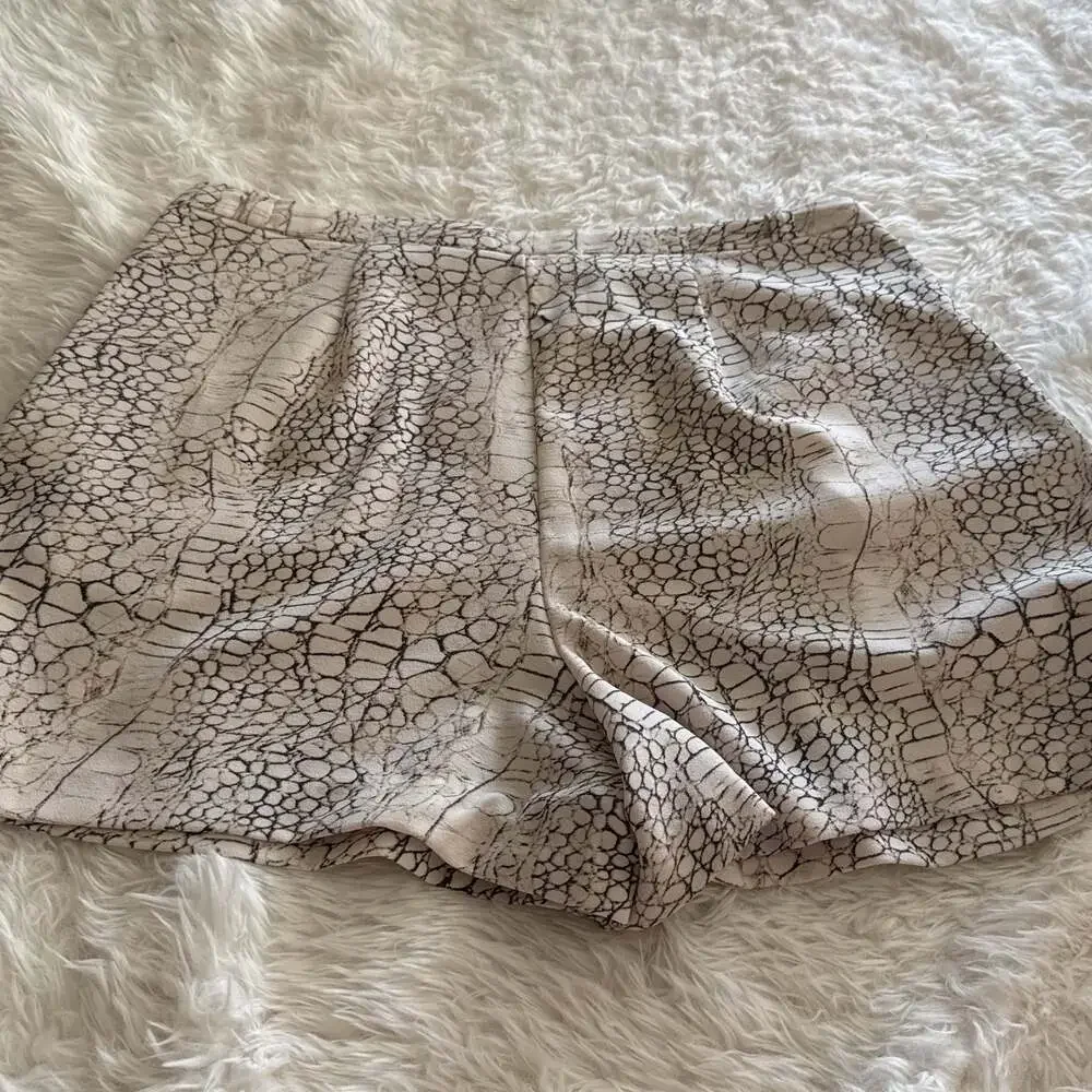 Philosophy Republic Snake Print Shorts Black/White Size‎ 10